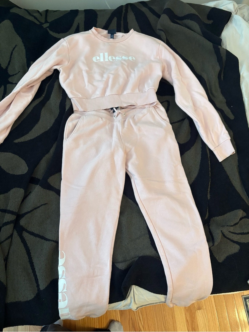 ellesse women’s Pink sweat set with crop sweatshirt top and Jogger Bottoms